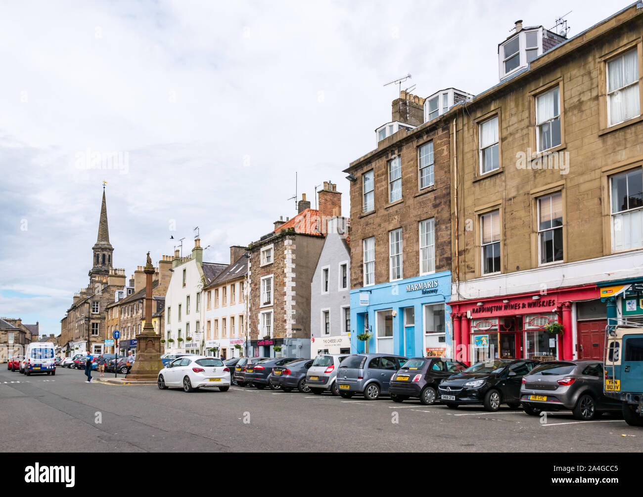 High Street Shops mit mercat (Markt) Kreuz und Turm des Rathauses, Haddington, East Lothian, Schottland, Großbritannien Stockfoto