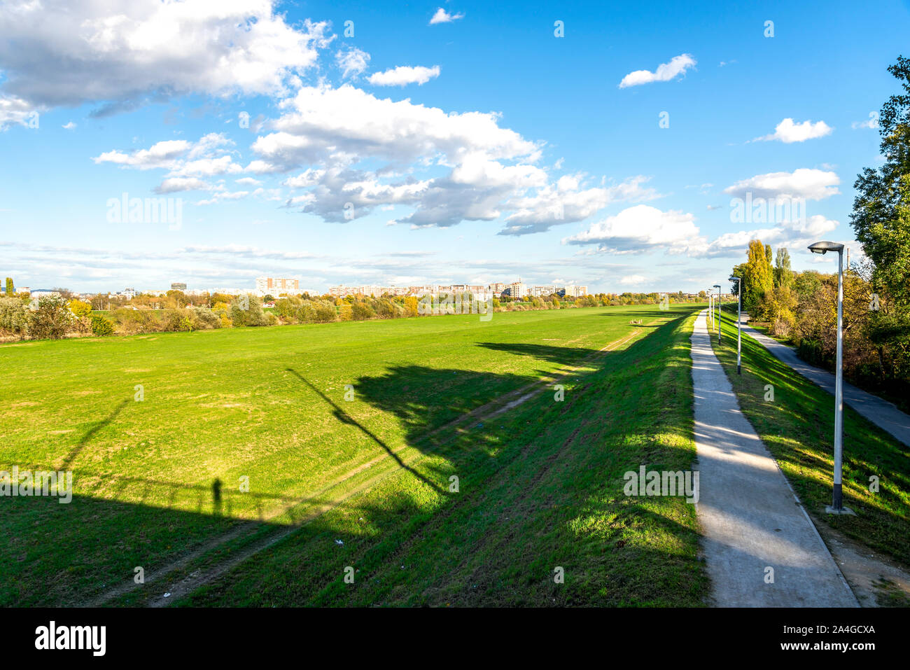 Eine lange und breite Rasen zwischen dem Fluss Sava und Bundek City Park, Zagreb, Kroatien Stockfoto