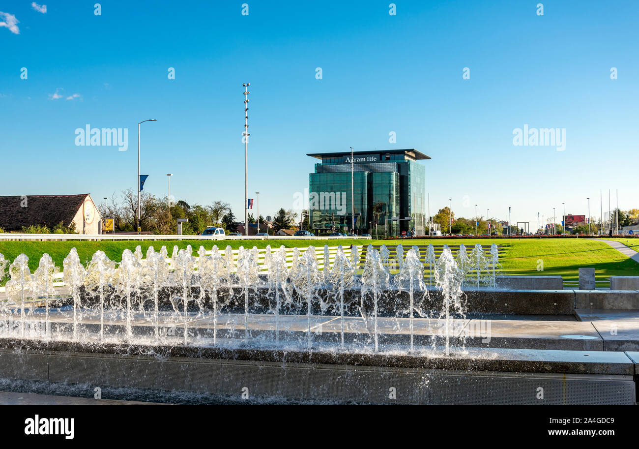 Brunnen, Amphitheater im Freien und moderne Gebäude aus Glas, Zagreb, Kroatien Stockfoto
