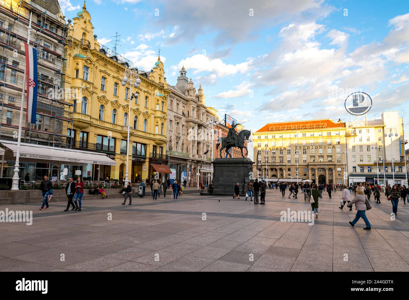 Touristen und Einheimische auf einem malerischen Platz Ban Jelacic im Herzen des Stadtzentrum von Zagreb, Kroatien Stockfoto