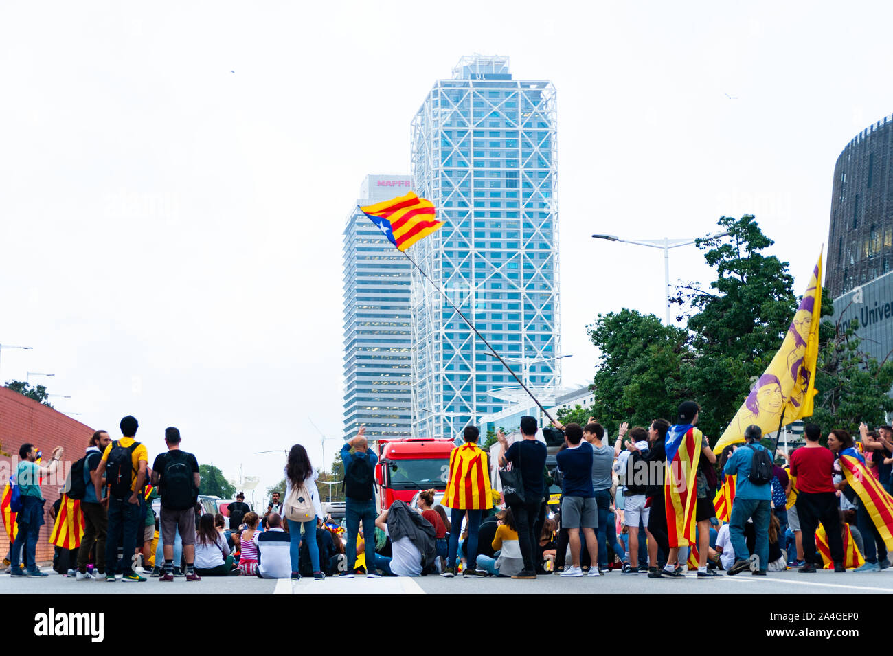 Barcelona, Spanien - 14. Oktober 2019: independantists block Ronda Litoral Autobahn aus Protest gegen die Haft der katalanischen Führer in der barce Stockfoto