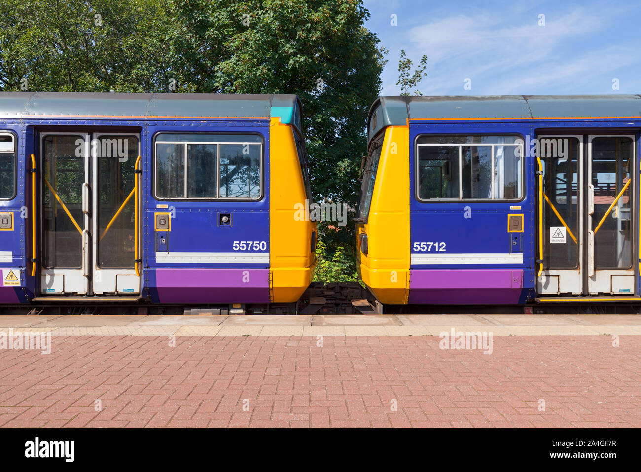 2 Arriva Northern Rail Class 142 Pacer am Bahnhof Walkden, Lancashire, Großbritannien mit 2 Kabinen Stockfoto