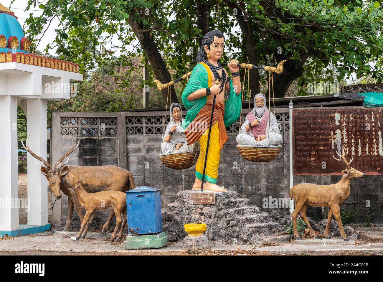 Bang Saen, Thailand - 16. März 2019: Wang Saensuk buddhistischen Kloster. Bunte Statue, die Gleichstellung der Geschlechter in den Augen des Buddha, wie er trägt Stockfoto