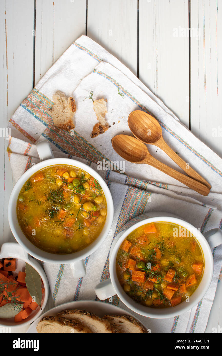 Vegan Kichererbse, Karotten und Erbsen Suppe Stockfoto