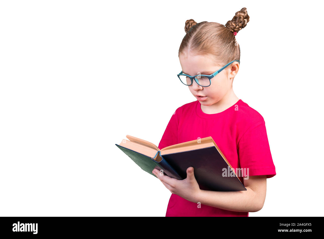Ein Mädchen mit Brille ist das Lesen ein altes Buch. Auf einem weißen Hintergrund. Stockfoto