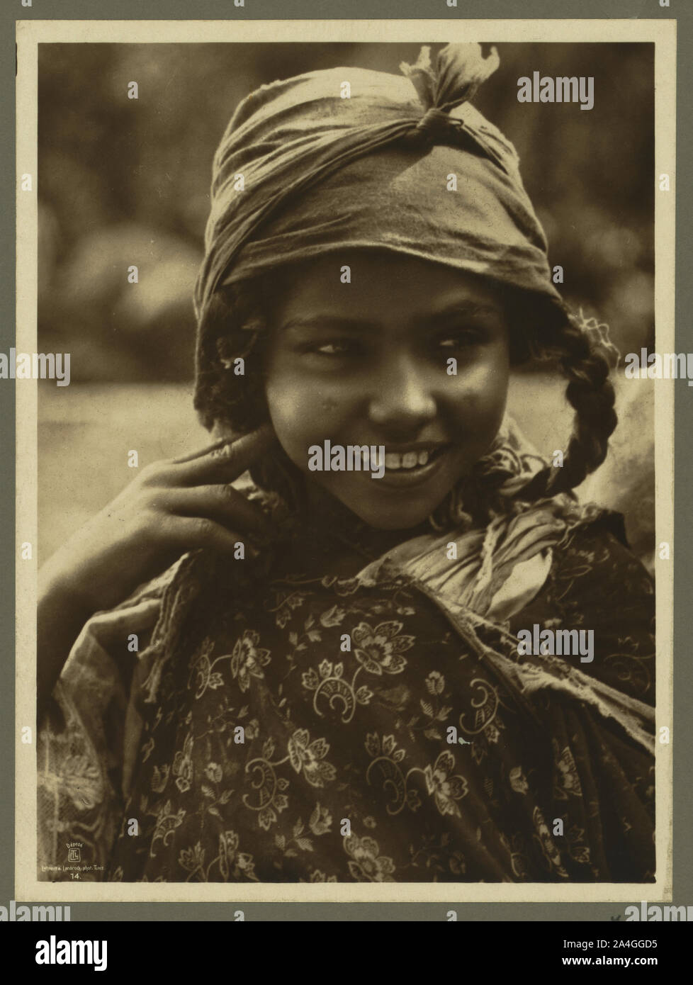 Tunesische Mädchen, Kopf und Schultern im Porträt, Vorderseite]/Lehnert & Landrock, phot. Tunis Stockfoto