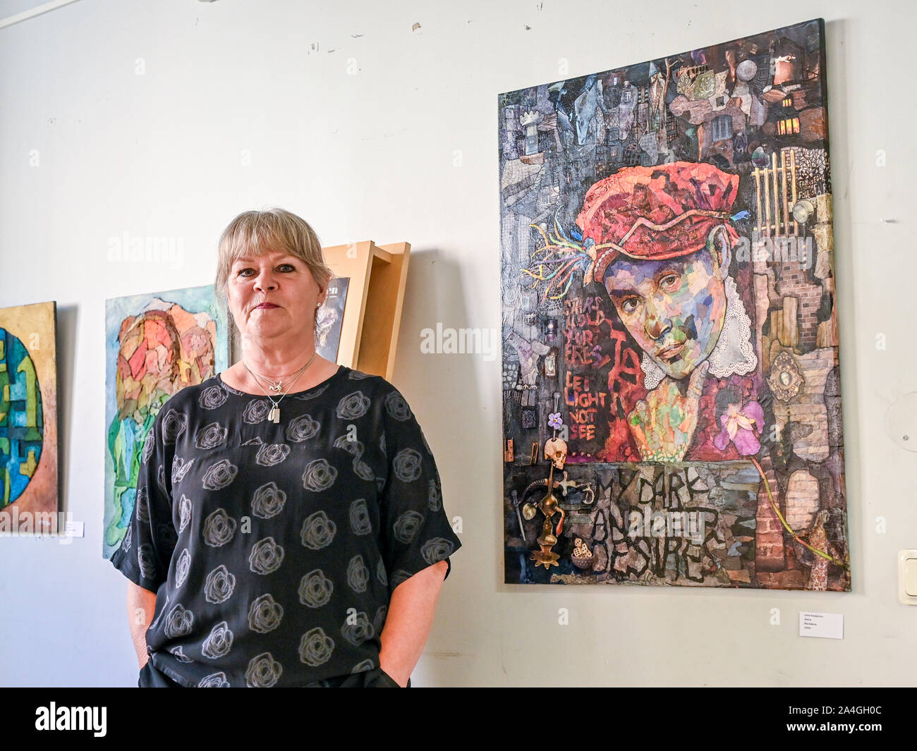Künstlerin Lena Svedjeholm bei der Eröffnung eines nationalen juried Ausstellung von schwedischen Künstler Union am 21. September 2019 in Mölnlycke. Stockfoto