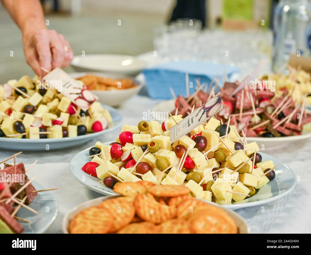 Traditionelle schwedische Fingerfood serviert bei der Eröffnung einer Kunstausstellung Stockfoto