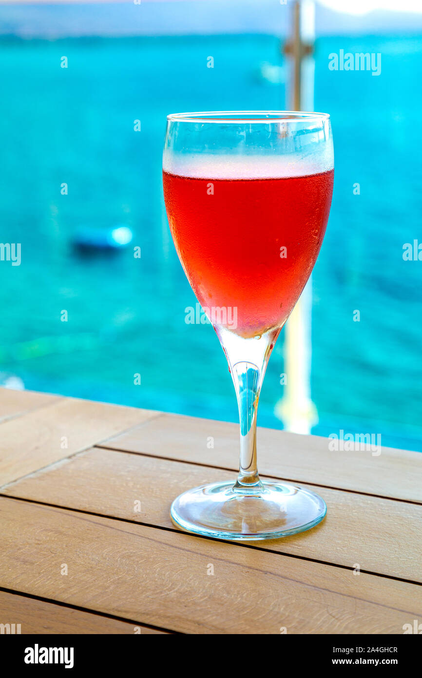 Glas Rotwein Sangria an einem heißen Sommertag (mexikanisches Restaurant Viva Kas, Kas, Türkische Riviera, Türkei) Stockfoto