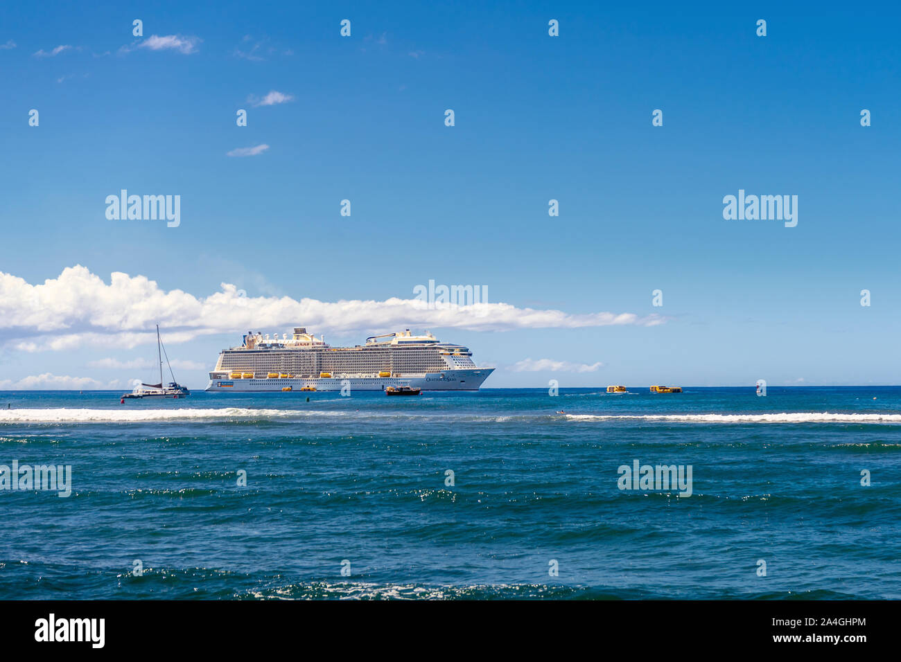 Lahaina, HI/USA - 27. September, 2019: Die Royal Caribbean Ovation der Meere ist in Lahaina, Hawaii angedockt und Anfang Aussteigens der Fluggäste. Stockfoto