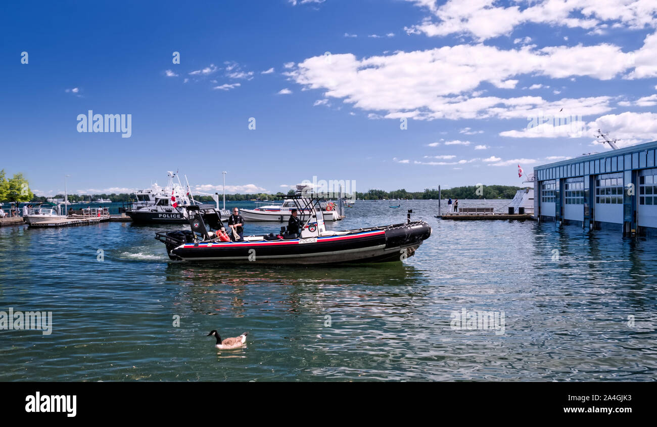 Toronto, Ontario, Kanada - 2019 06 30: Toronto Polizei Marine Einheit Offiziere Lenkung der Polizei mit dem Schnellboot. Die Toronto Police Service ist eine von mehreren Stockfoto