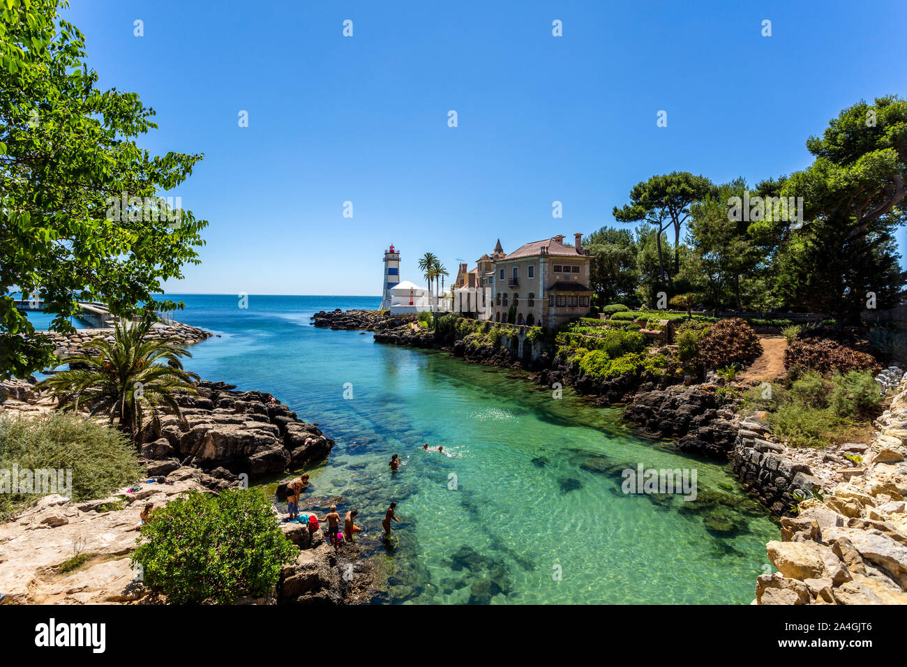Herrliche Aussicht auf die Bucht entlang der felsigen Küste in der Nähe der Santa Marta Leuchtturm in Cascais, Portugal Stockfoto