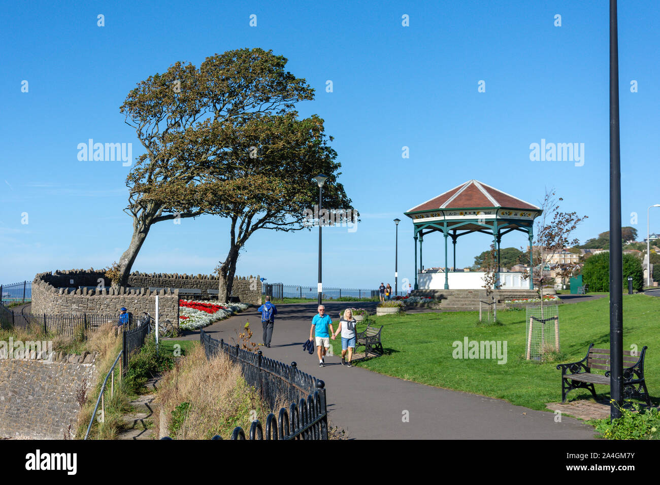 Windgepeitschte Bäume und Musikpavillon auf der Strandpromenade, Clevedon, Somerset, England, Vereinigtes Königreich Stockfoto