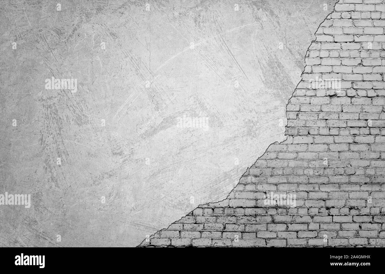 Weißes Mauerwerk unter Betonwand Stockfoto