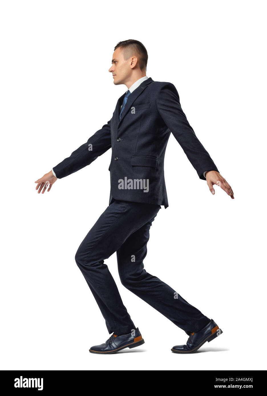 Volles Wachstum Portrait von Geschäftsmann walking Gratwanderung auf weißem Hintergrund Stockfoto