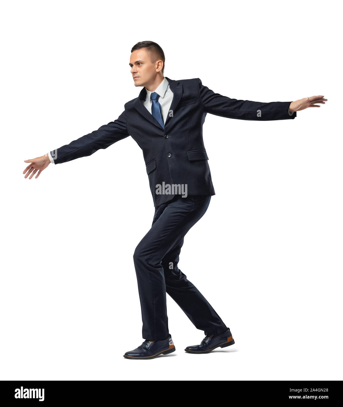 Voll Geschäftsmann walking Gratwanderung oder Grenze, auf weißem Hintergrund konzentriert. Stockfoto