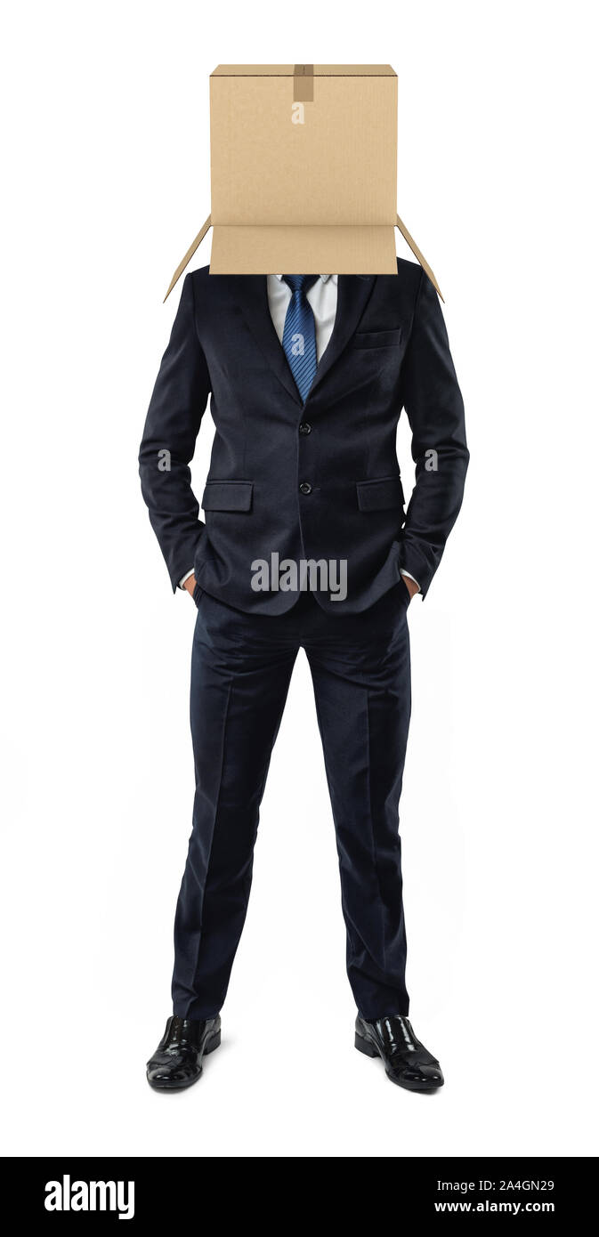 Unternehmer stehen mit Karton auf dem Kopf Stockfoto