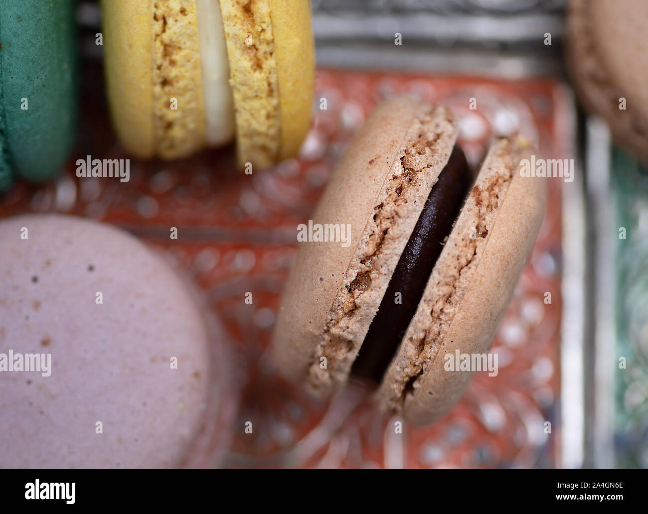 Bunte französische Macarons gemacht mit natürlichen Farben und Zutaten: Matcha, Lavendel, Kaffee, Schokolade Stockfoto