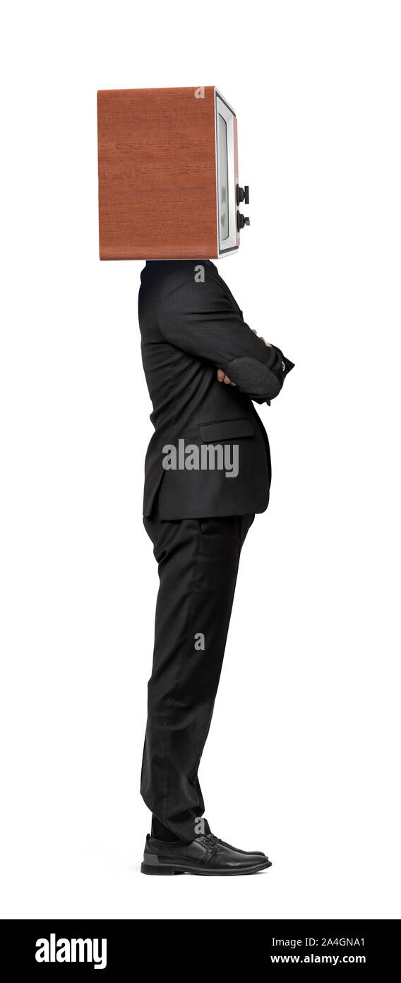 Eine isolierte Geschäftsmann steht in Seitenansicht mit verschränkten Armen und einem TV, anstatt den Kopf. Stockfoto