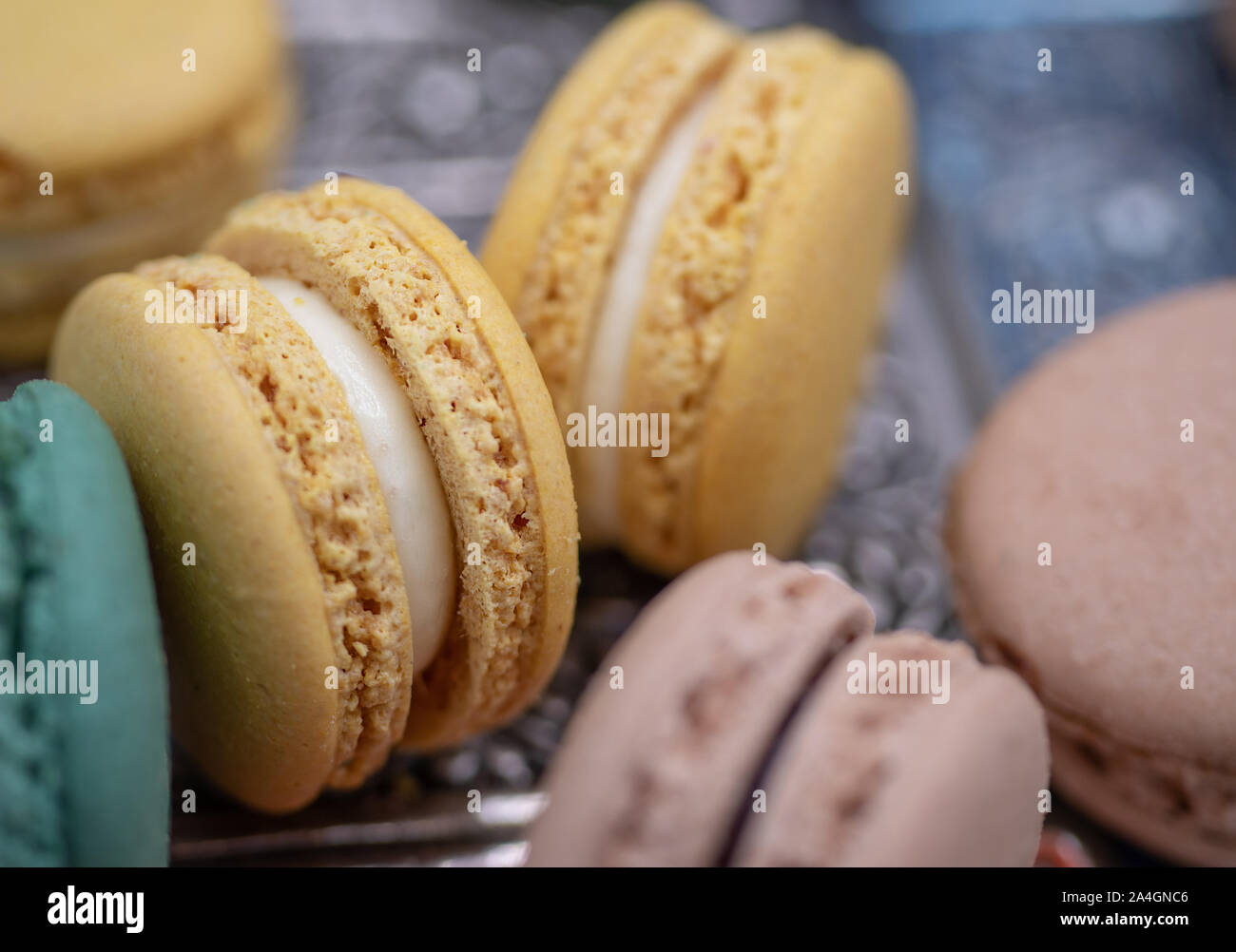 Bunte französische Macarons gemacht mit natürlichen Farben und Zutaten: Matcha, Lavendel, Kaffee, Schokolade Stockfoto