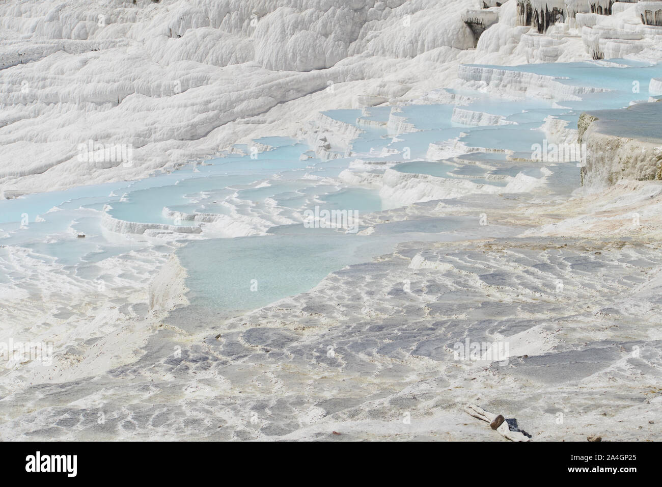 Pamukkale in der Türkei ist bekannt für seine mineral-reiche Thermalwasser nach unten fließenden weißen Travertin Terrassen. Pamukkale ist unter dem Spitznamen Baumwolle schloss. Stockfoto
