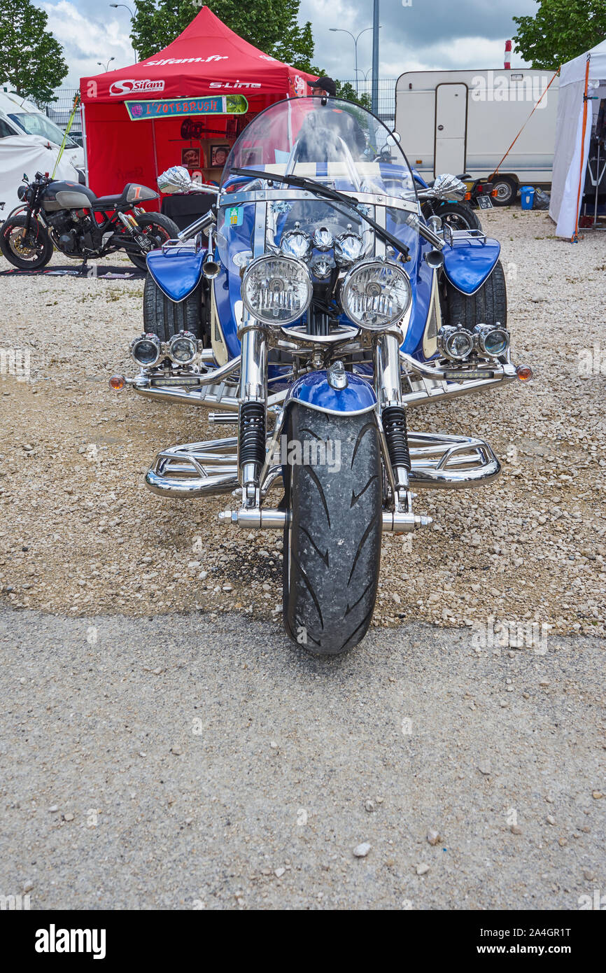 Pontarlier - Bourgogne Franche Comté Frankreich - 16. Juni 2019 - Die Sonne scheint auf einen BLAU-Chrom schön Dekoriert Trike auf lokaler Auto Rallye. Stockfoto