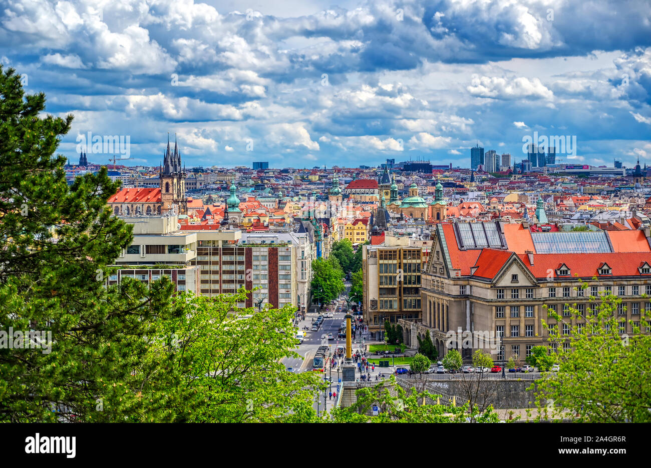 Ein Blick auf Prag, Tschechische Republik und der Moldau von letna Gärten an einem sonnigen Tag. Stockfoto