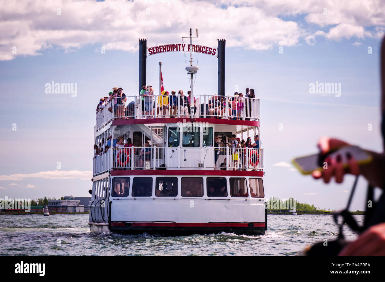 Toronto, Ontario, Kanada - 2019 06 30: Serendipity Princess Kreuzfahrtschiff in den Gewässern von Toronto Harbour. Serendipity Prinzessin ist das einzige Boot in Stockfoto