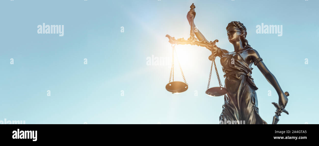 Lady Gerechtigkeit. Statue des Gerichtshofs im Himmel Hintergrund. Recht und Gesetz Konzept Stockfoto