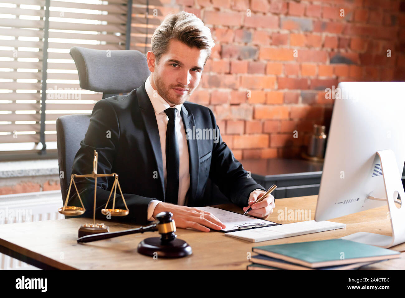 Rechtsanwalt oder Anwalt arbeiten im Büro. Recht und Gerechtigkeit Konzept Stockfoto