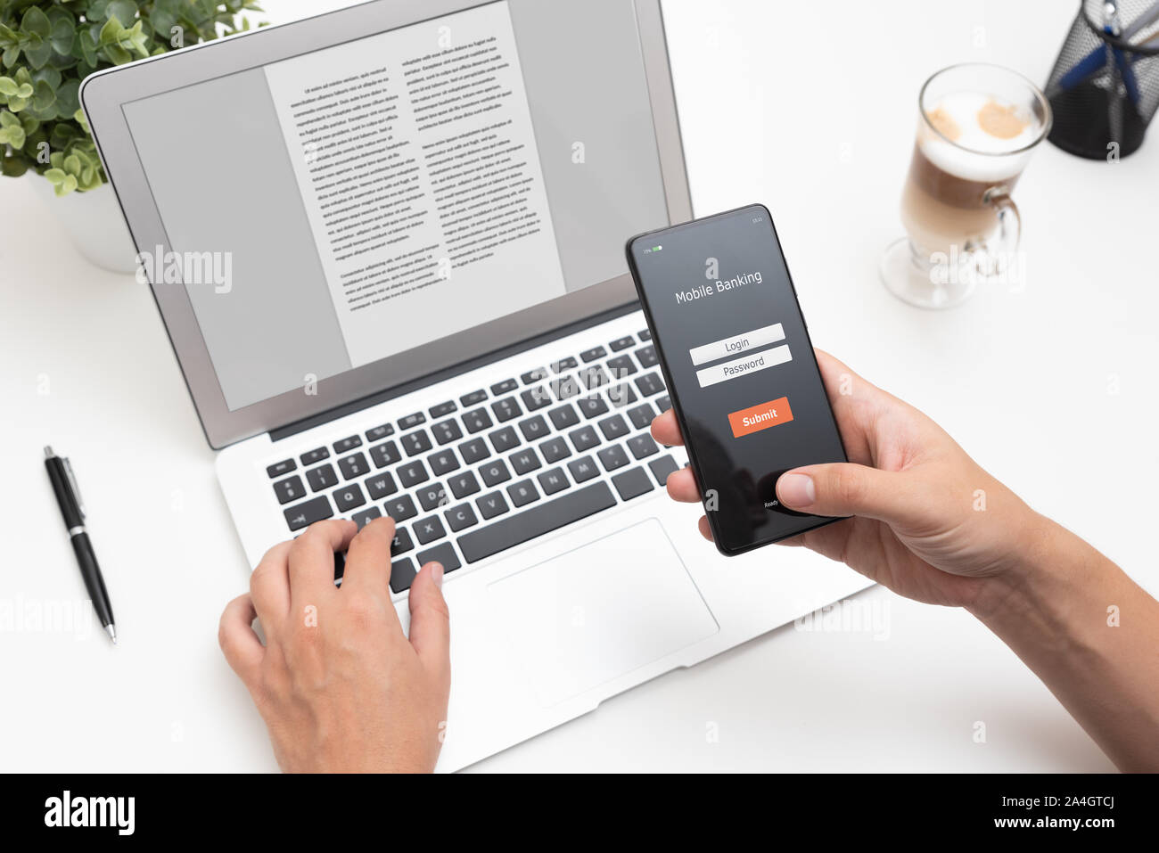 Mann mit Mobile Banking Anwendung auf dem Smartphone Stockfoto