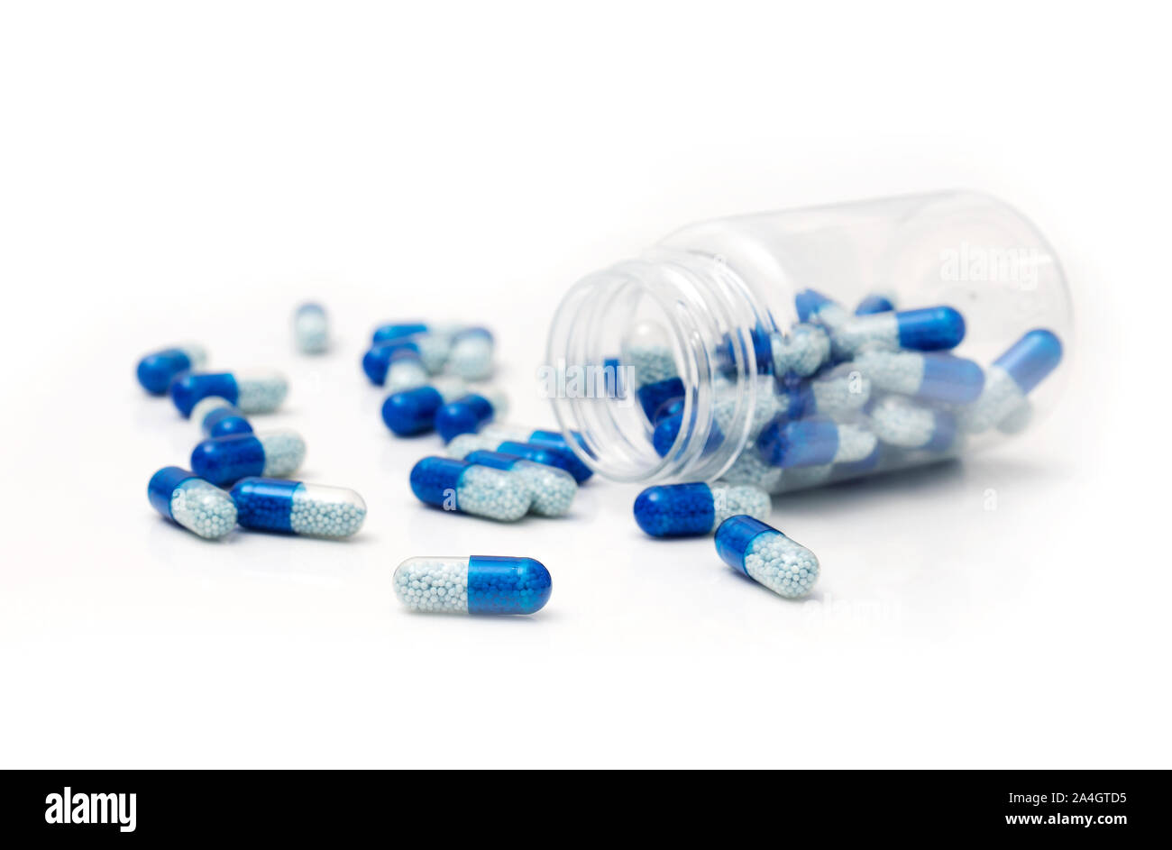 Stapel von verschüttetem Kapseln auf einem weißen Hintergrund. Apotheke Konzept Stockfoto