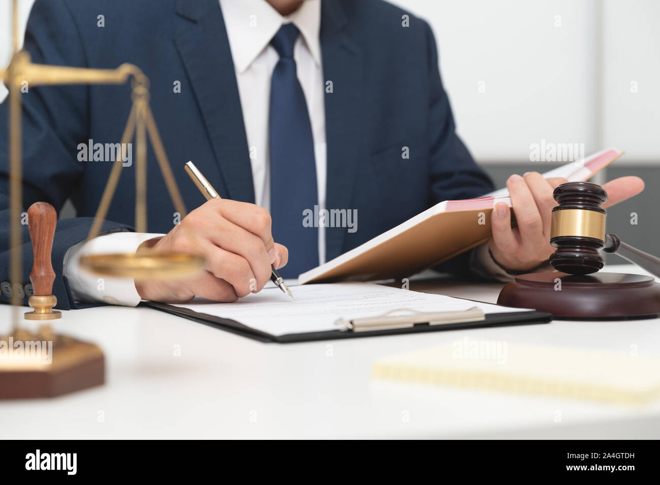 Rechtsanwalt oder Anwalt Arbeiten mit Papier im Büro. Recht und Gerechtigkeit Konzept. Stockfoto