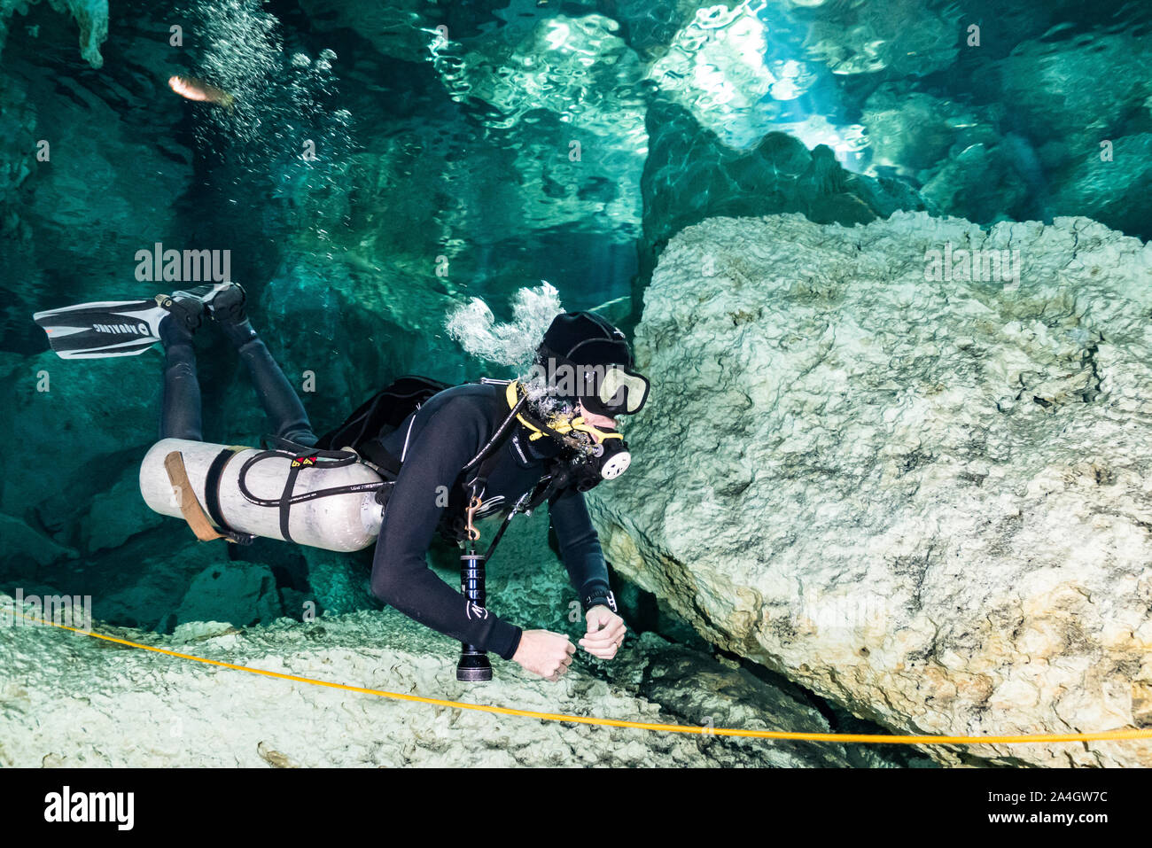 Eine Taucher untersucht die Höhlengänge Mexikos berühmten Dos Ojos Cenote. Stockfoto