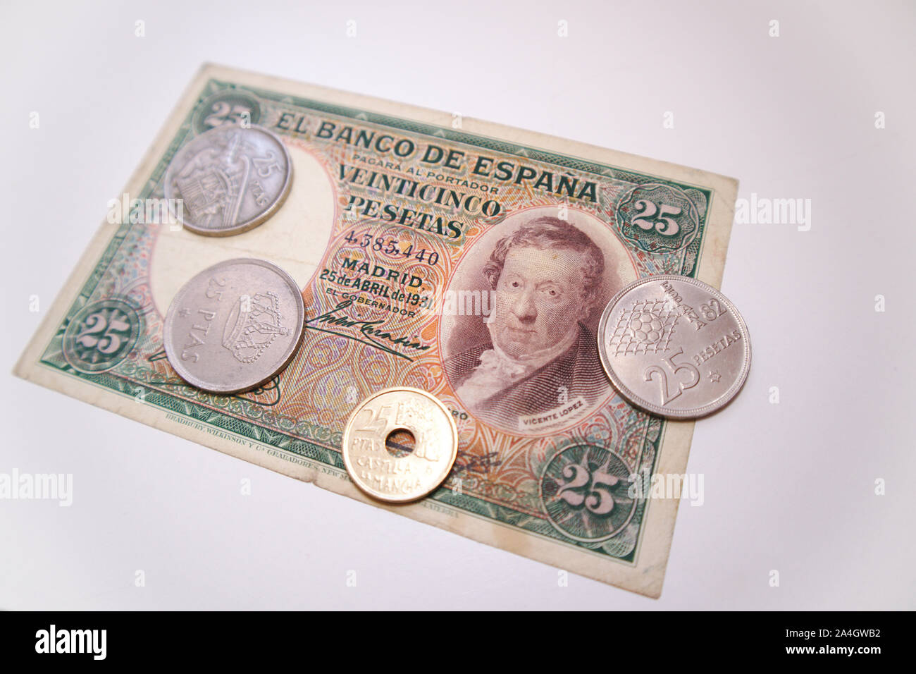 September 2019. Spanien. Close-up von rund 25 spanische Peseten Münzen im gesamten Teil der Geschichte. Ein Hinweis von 25 Peseten im Jahr 1931 und anderen mehr re Stockfoto