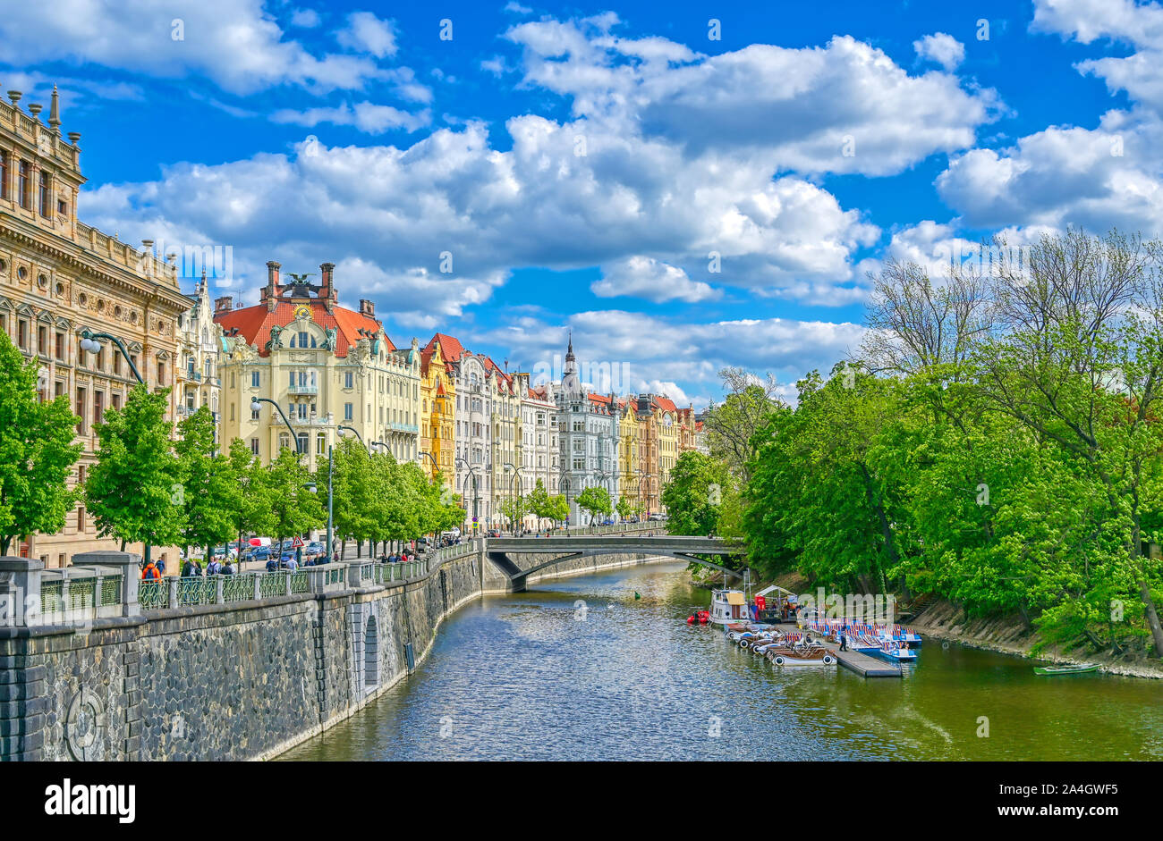 Prag, Tschechische Republik - 10. Mai, 2019 - Architektur in Prag, Tschechische Republik entlang der Moldau. Stockfoto