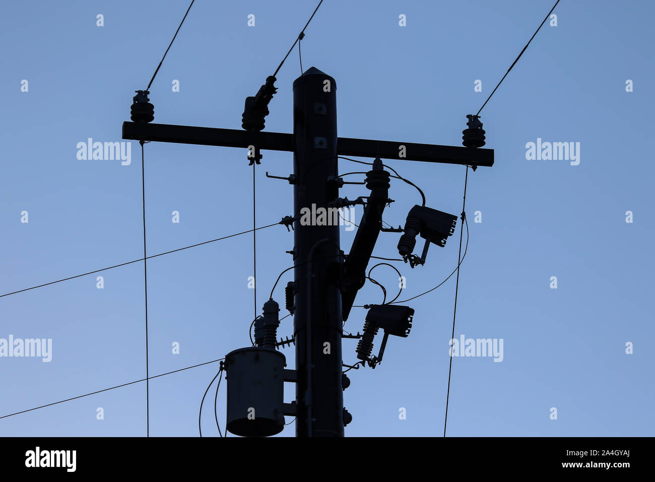Southern California Edison Hochspannung elektrische Strommasten und Leitungen in einem ländlichen Gebiet Stockfoto