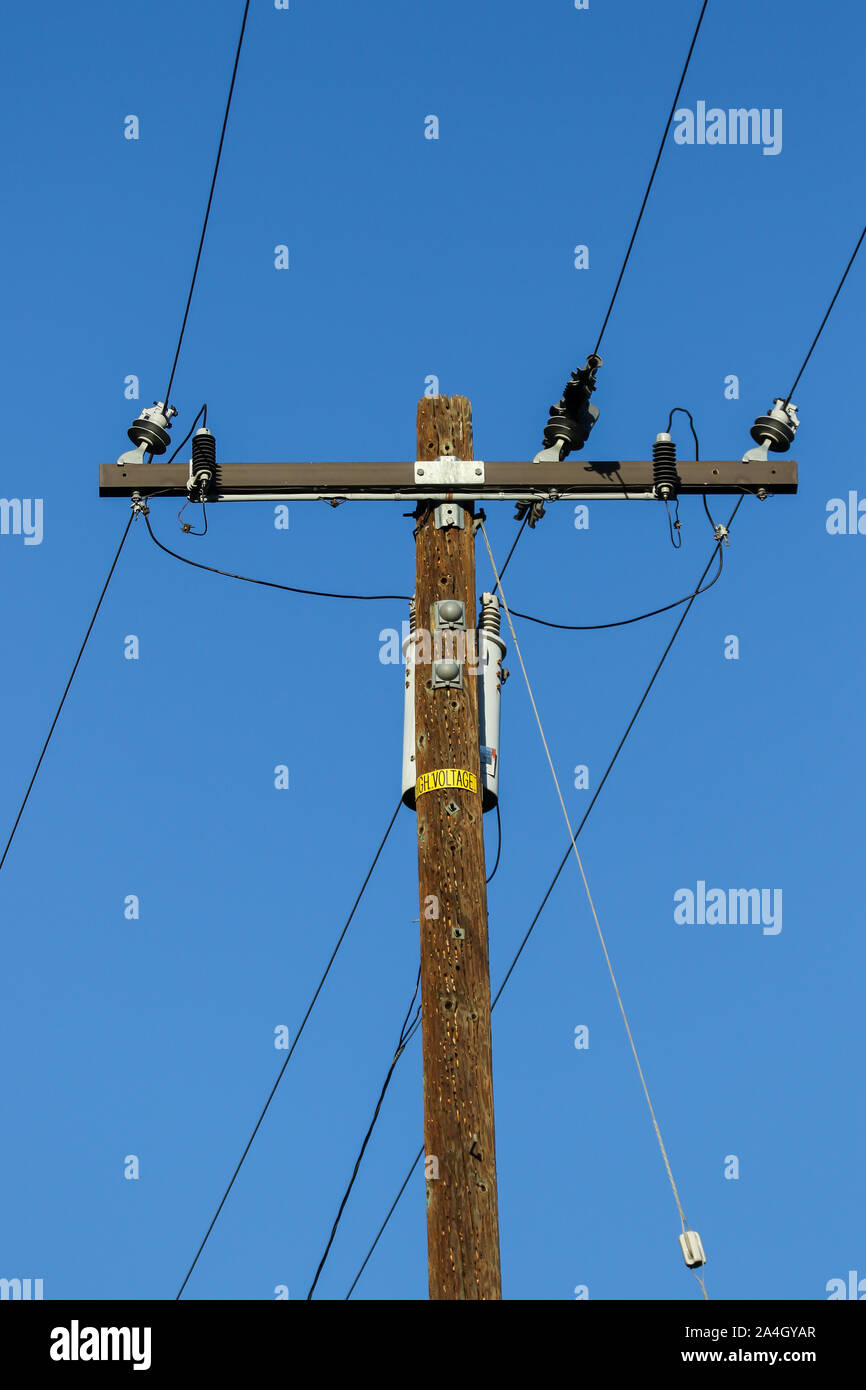 Southern California Edison Hochspannung elektrische Strommasten und Leitungen in einem ländlichen Gebiet Stockfoto