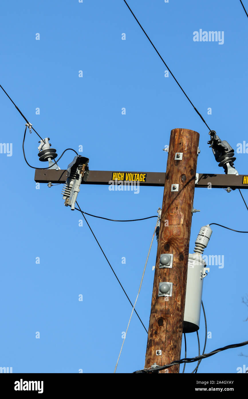 Southern California Edison Hochspannung elektrische Strommasten und Leitungen in einem ländlichen Gebiet Stockfoto