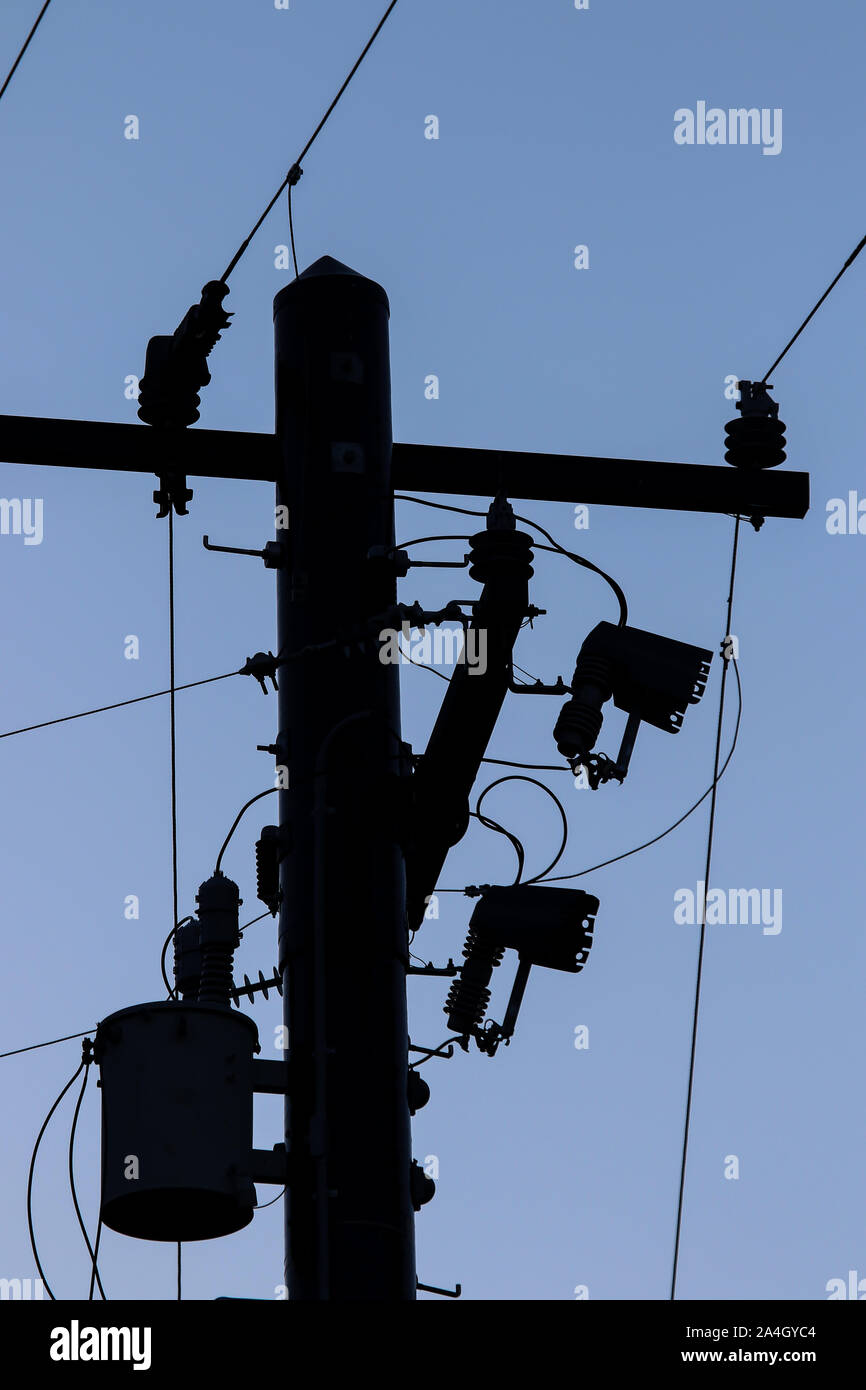 Southern California Edison Hochspannung elektrische Strommasten und Leitungen in einem ländlichen Gebiet Stockfoto