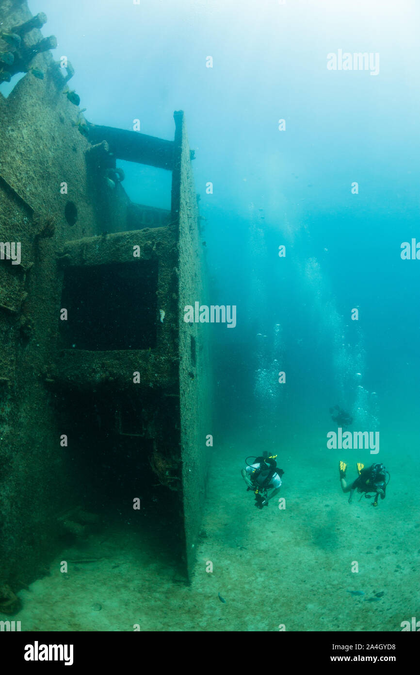 Zwei Taucher die C-59 Shipwreck underwater in der Nähe von La Paz, Mexiko erkunden. Stockfoto