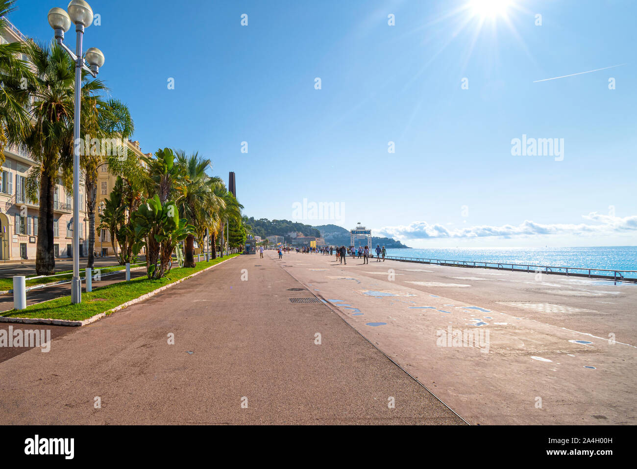 Jogger und Spaziergänger geniessen Sie einen Sommer Tag an der Promenade des Anglais an der Resort City von Nizza Frankreich auf das Mittelmeer an der französischen Riviera Stockfoto