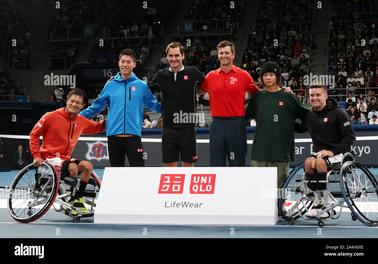 Tokio, Japan. 14 Okt, 2019. Japan's Bekleidung riesige Uniqlo Botschafter (L-R) Japanische Rollstuhl tennis player Shingo Kunieda, japanische Tennisspielerin Kei Nishikori, Swiss tennis player Rodger Fedeler, australische Golfspieler, Adam Scott, Japanisch snowboarder Ayumu Hirano und britischen Rollstuhl tennis player Gordon Reid für Foto als Uniqlo Pose hält eine liebe Tennis Event 'Uniqlo Lifewear Tag Tokio" in Tokio am Montag, 14. Oktober 2019. Credit: Yoshio Tsunoda/LBA/Alamy leben Nachrichten Stockfoto