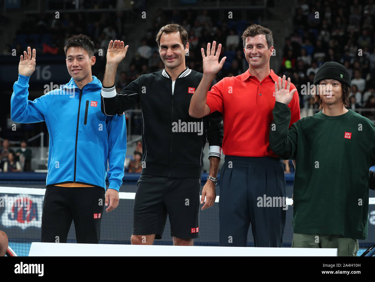 Tokio, Japan. 14 Okt, 2019. Japan's Bekleidung riesige Uniqlo Botschafter (L-R), japanische Tennisspielerin Kei Nishikori, Swiss tennis player Rodger Fedeler, australische Golfspieler Adam Scott und Japanische snowboarder Ayumu Hirano für Foto als Uniqlo Pose hält eine liebe Tennis Event 'Uniqlo Lifewear Tag Tokio" in Tokio am Montag, 14. Oktober 2019. Credit: Yoshio Tsunoda/LBA/Alamy leben Nachrichten Stockfoto