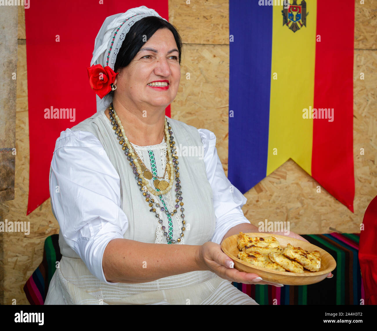 Istanbul/Türkei - am 04 Oktober 2019: 4. Etnospor cultural festival. Die Republik Moldau Frau in traditioneller Kleidung serviert Speisen Stockfoto