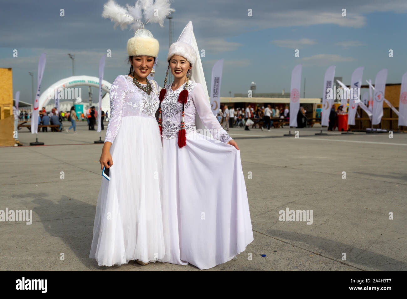 Istanbul/Türkei - am 04 Oktober 2019: 4. Etnospor cultural festival. Zwei Kirgisische junge Mädchen mit traditionellen Kleidung Stockfoto