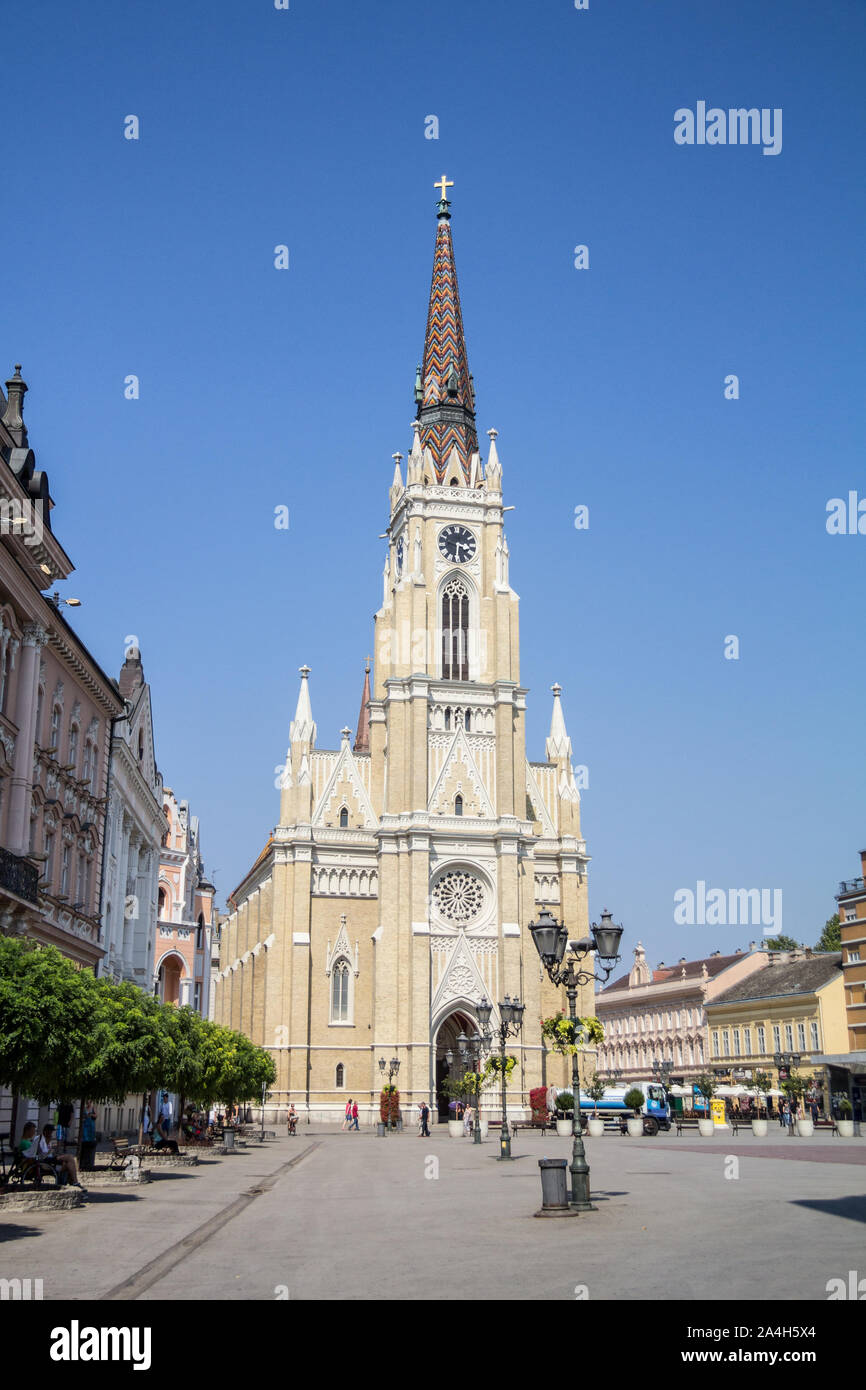 NOVI SAD, Serbien - Januar 27, 2018: Der Name der Maria Kirche, oder Novi Sad katholische Kathedrale an einem sonnigen Nachmittag mit einer Masse zu Fuß auf Trg Slobode Stockfoto