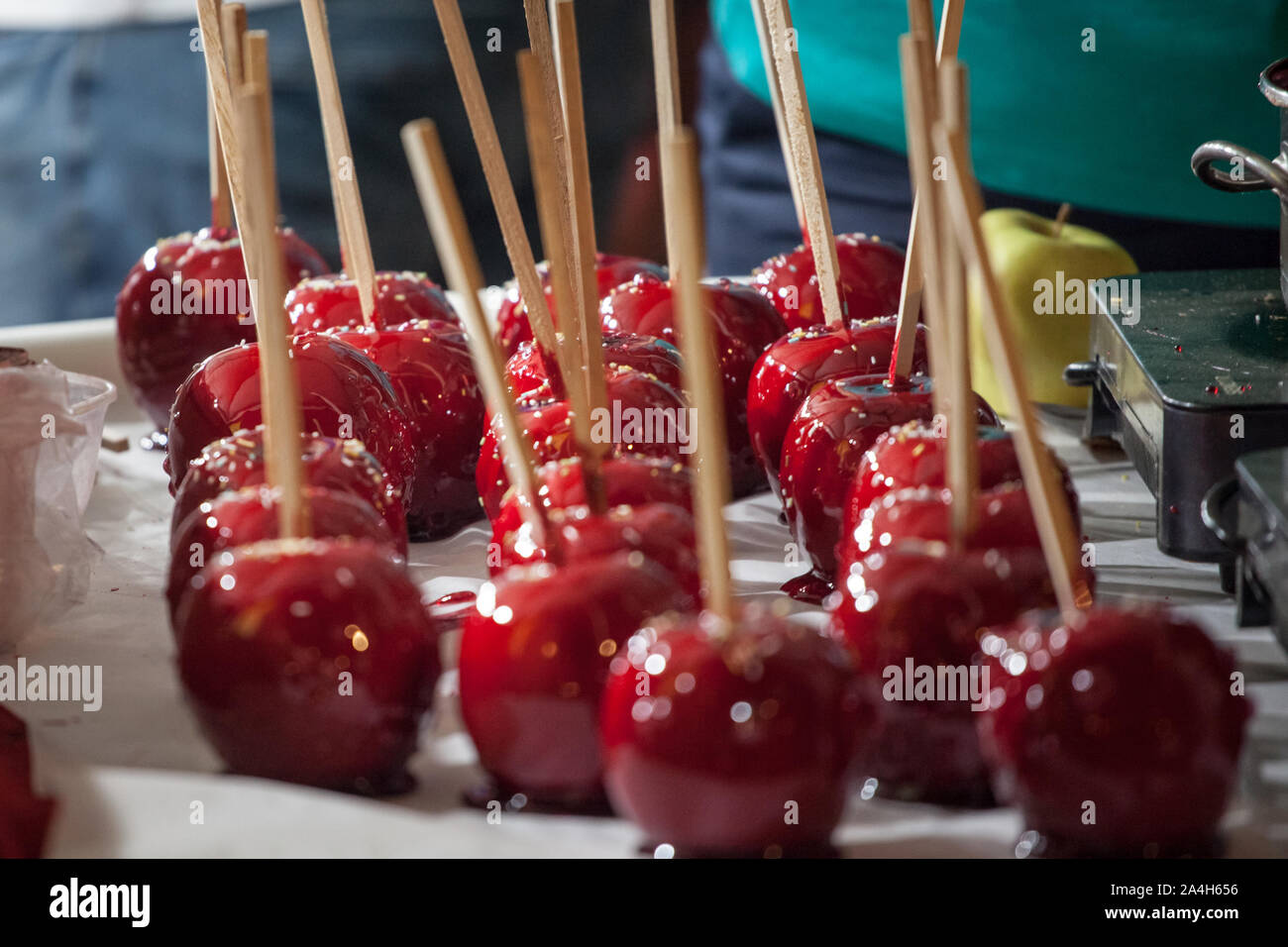 Candy Äpfel in Zeilen in einer Messe vorgestellt, in der Nacht, mit ihren typischen roten Farbe. Auch als Toffee Äpfel, diese traditionellen sind süße Leckereien aus f Stockfoto