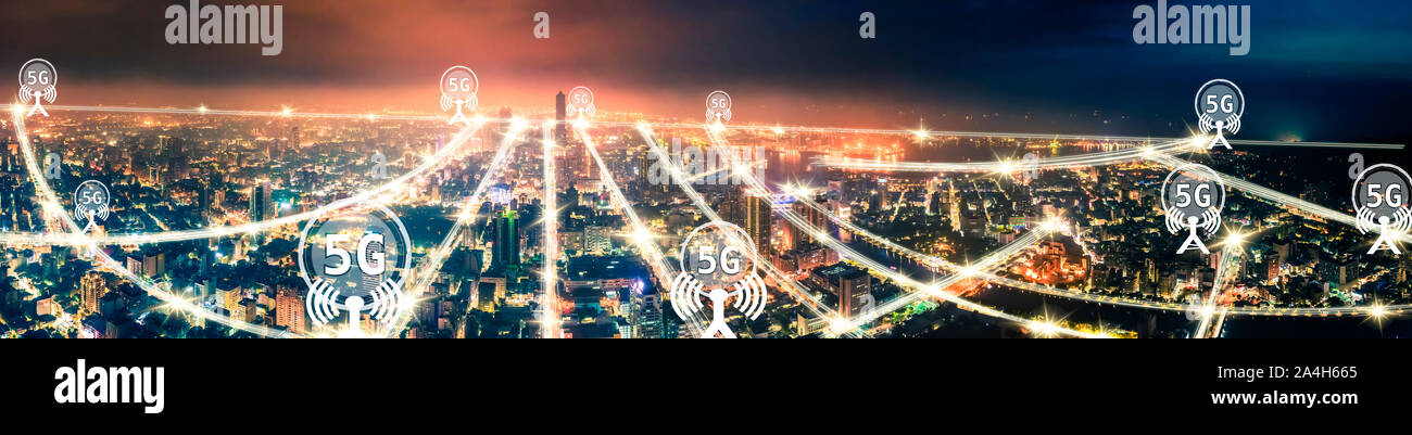 Luftbild Stadt bei Nacht und 5 g-tech Konzepte Stockfoto