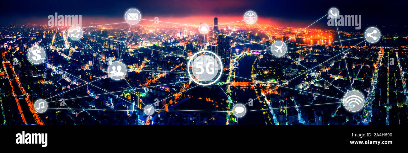 Luftbild Stadt bei Nacht und 5 g-tech Konzepte Stockfoto
